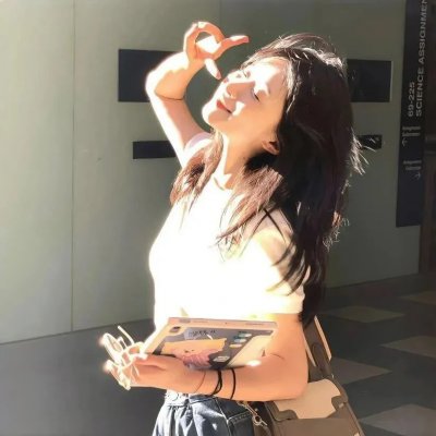 泳池里的女人