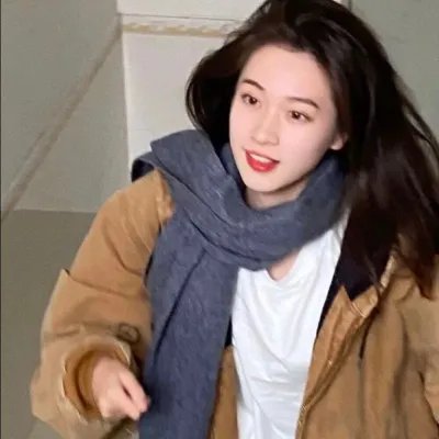 戴金色面具的男子