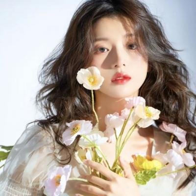 玻璃橱窗中的姑娘